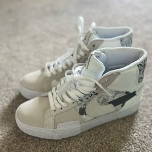 Cute Textured Nike Mid-Tops!
